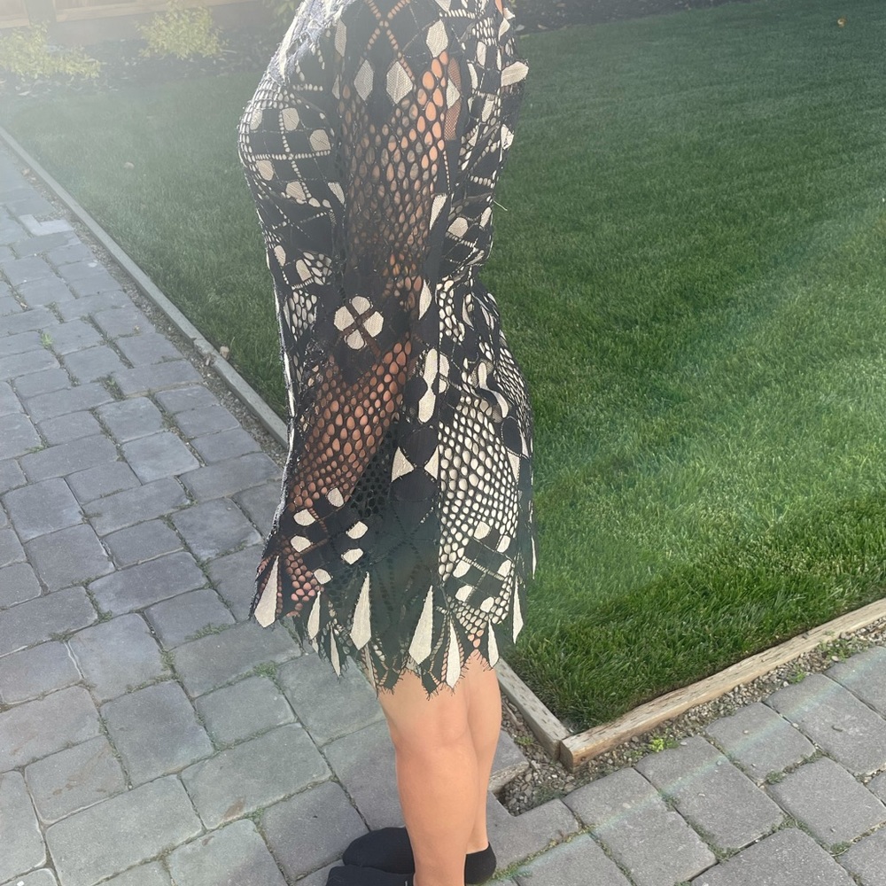 Unique lace dress - Picture 2 of 4